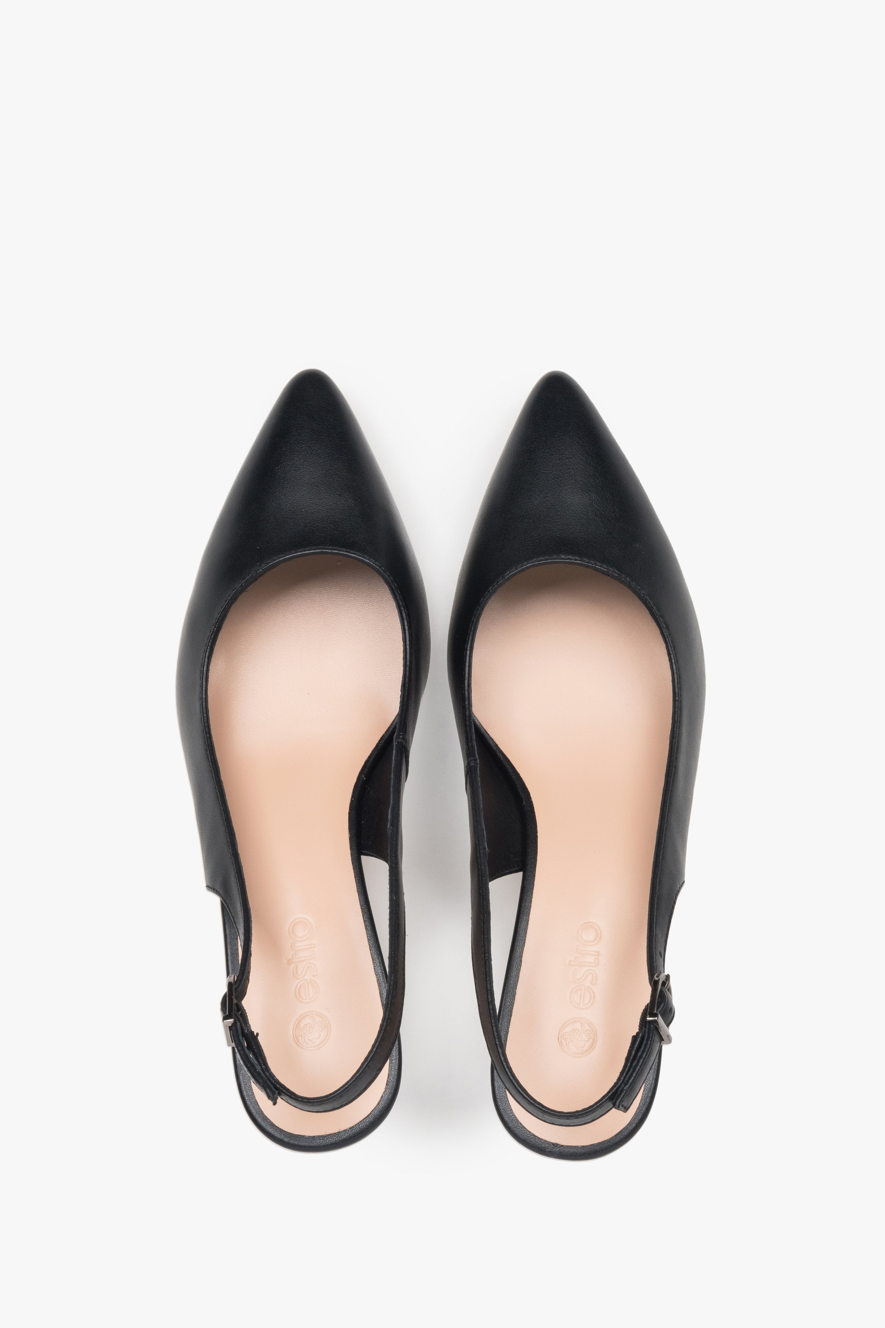 Draufsicht auf das Paar schwarzer Leder-Slingpumps von Estro.