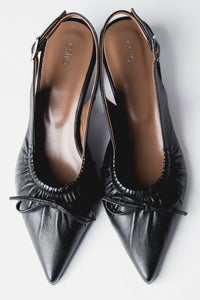 Schwarze Damen-Slingpumps aus Echtleder von oben mit spitzer Schuhspitze und Schleife
