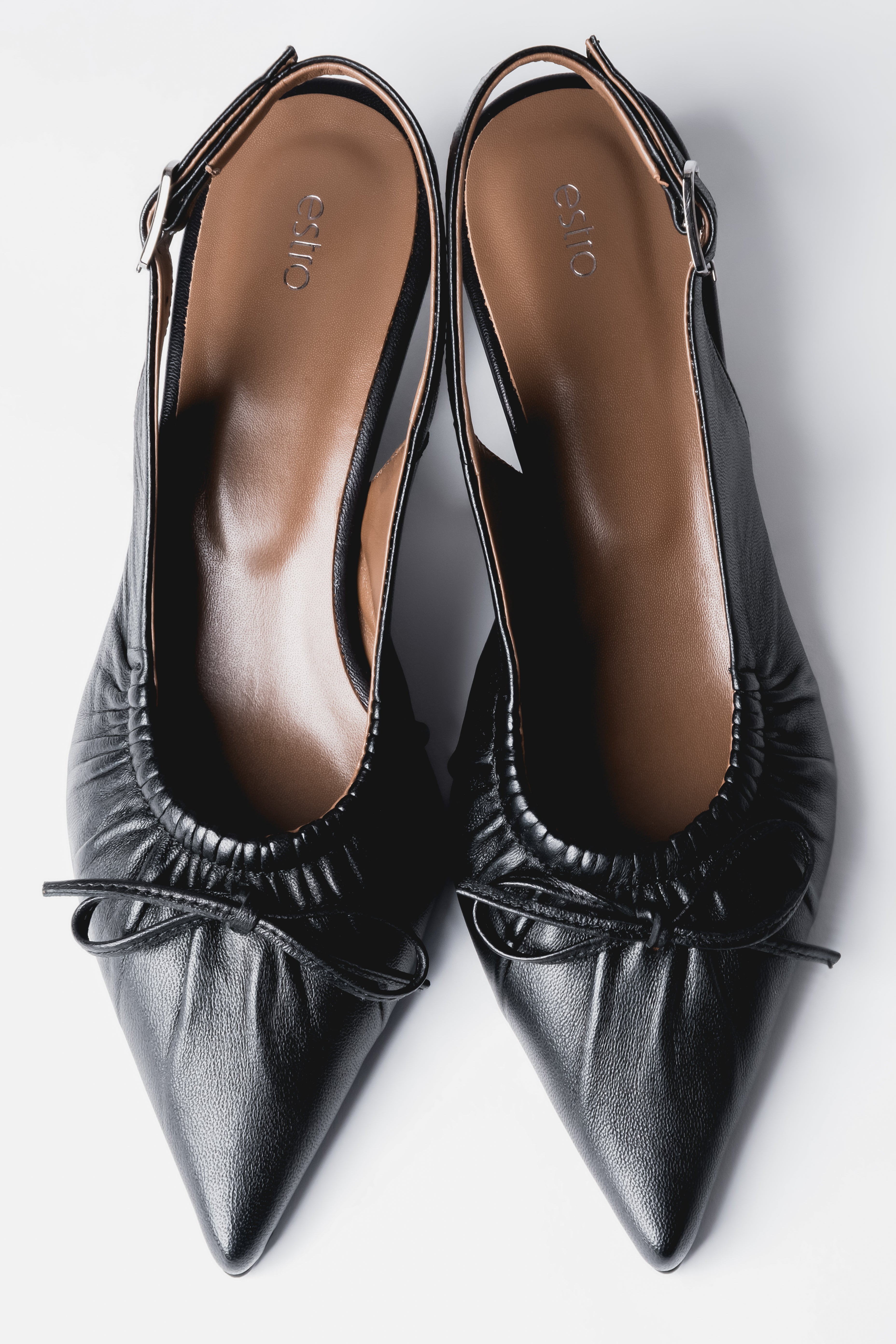 Schwarze Damen-Slingpumps aus Echtleder von oben mit spitzer Schuhspitze und Schleife