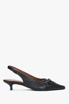Schwarzer Damen-Slingpumps aus Leder in seitlicher Ansicht mit niedrigem Absatz
