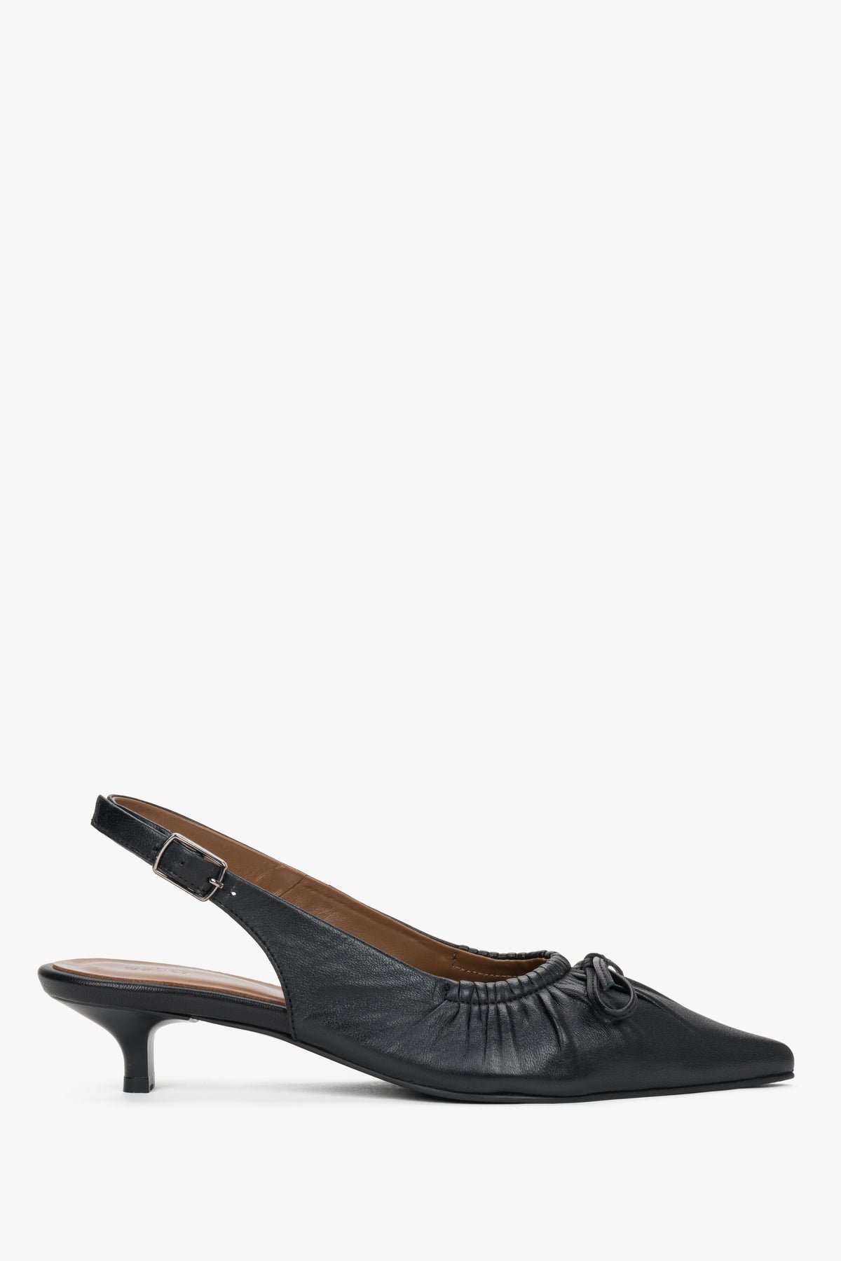 Schwarzer Damen-Slingpumps aus Leder in seitlicher Ansicht mit niedrigem Absatz