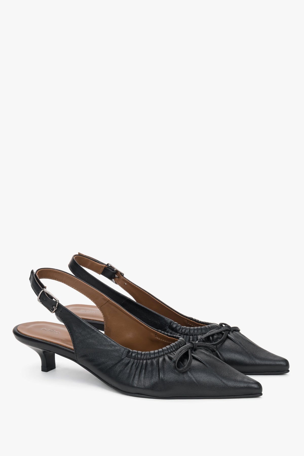 Schwarze Damen-Slingpumps als Paar in schräger Seitenansicht