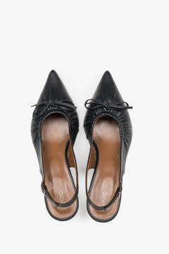 Schwarze Damen-Slingpumps von oben mit offener Ferse und Schnallenriemen