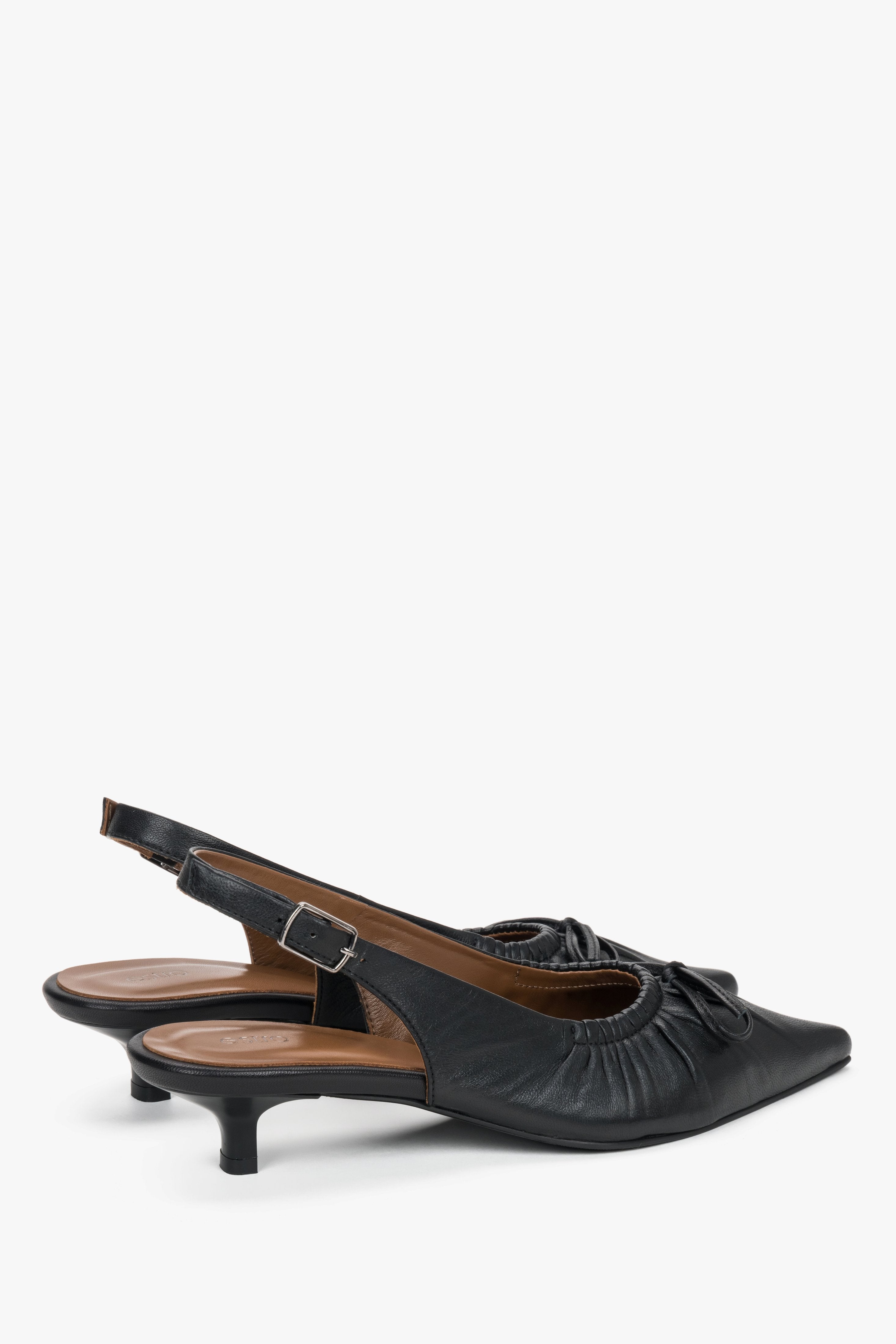 Schwarzer Leder-Slingpumps in seitlicher Einzelansicht mit offener Ferse