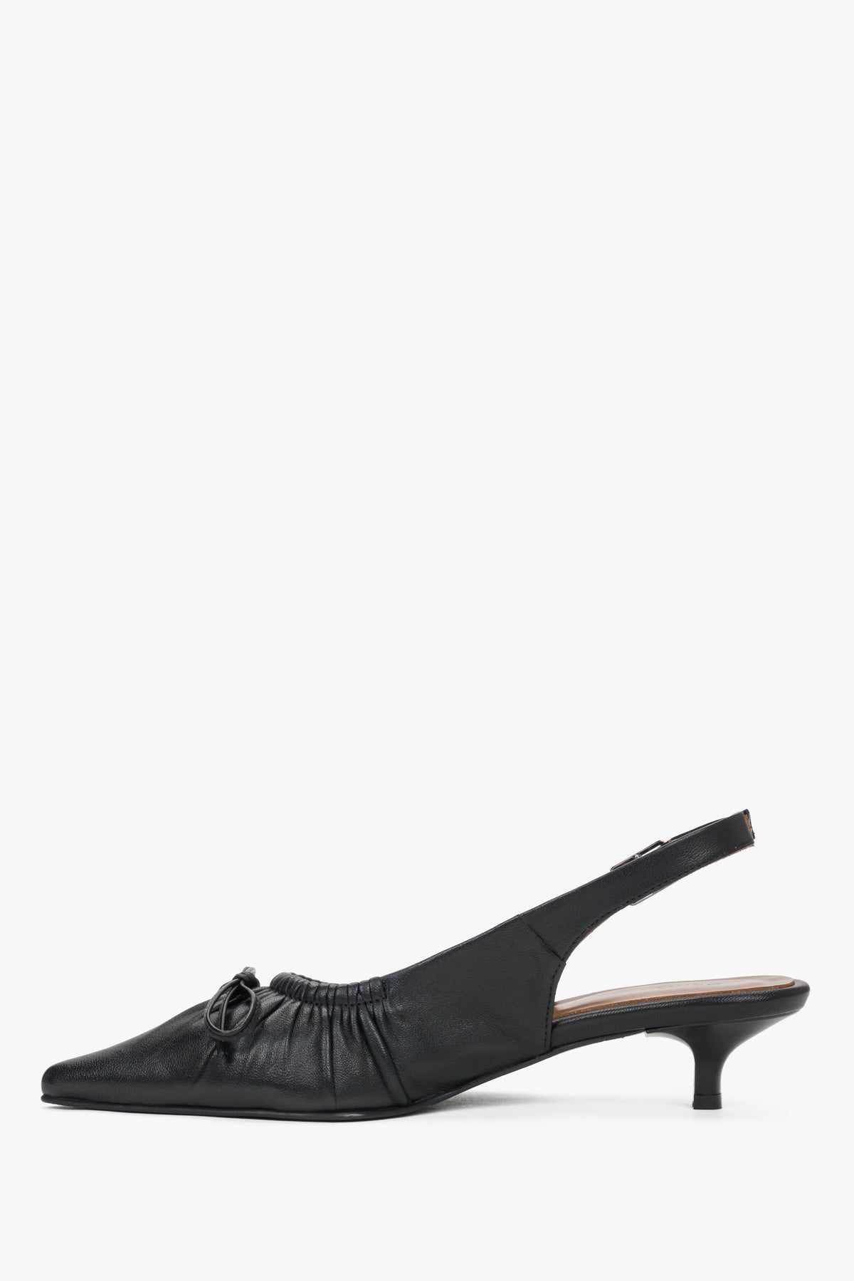 Schwarzer Damen-Slingpumps in schräger Vorderansicht mit dekorativer Schleife