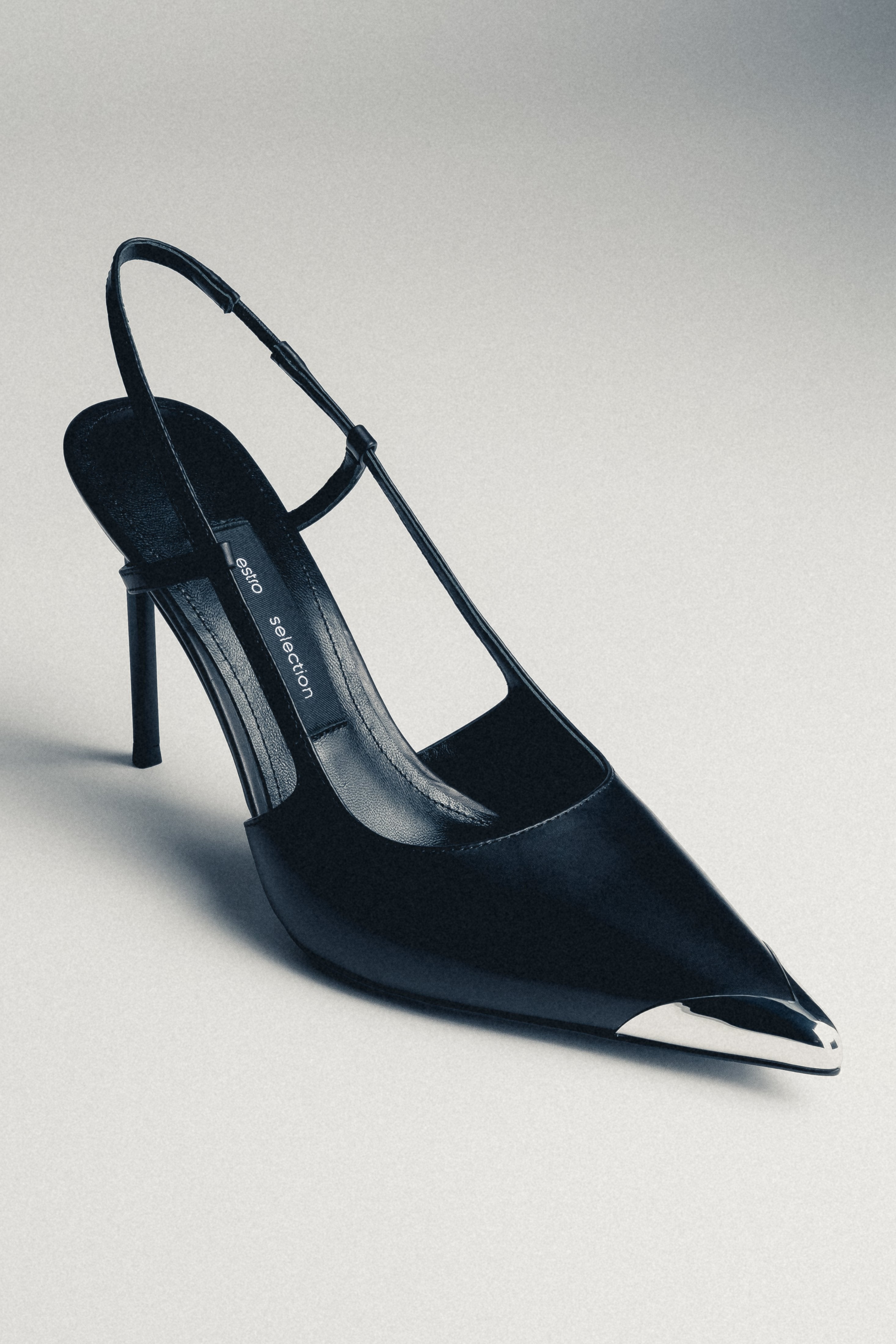 Schwarzer Damen-Slingpumps aus Echtleder in Seitenansicht mit offener Ferse