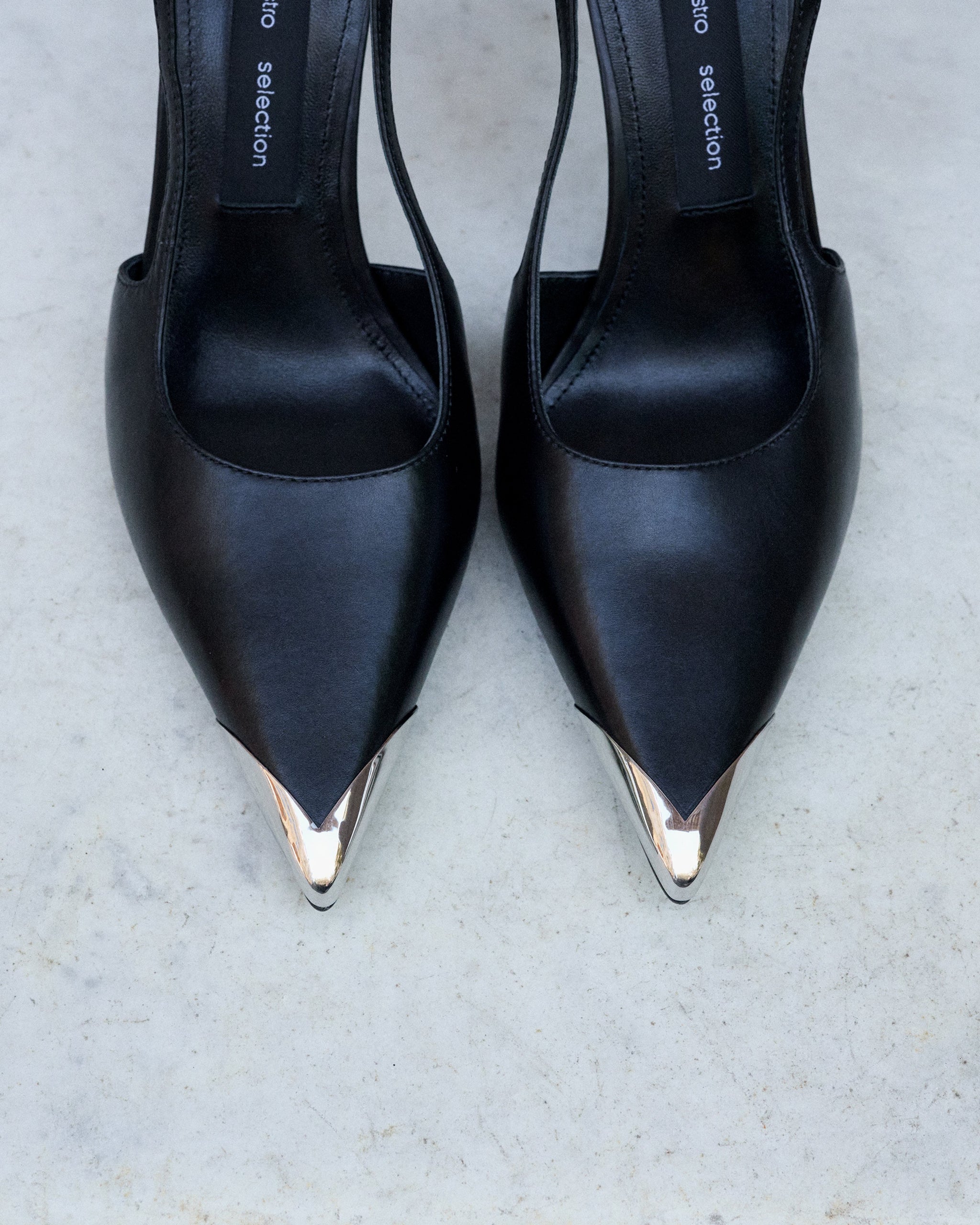 Schwarze Damen-Slingpumps von oben mit spitzer silberfarbener Schuhspitze
