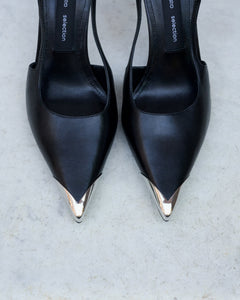 Schwarze Damen-Slingpumps von oben mit spitzer silberfarbener Schuhspitze