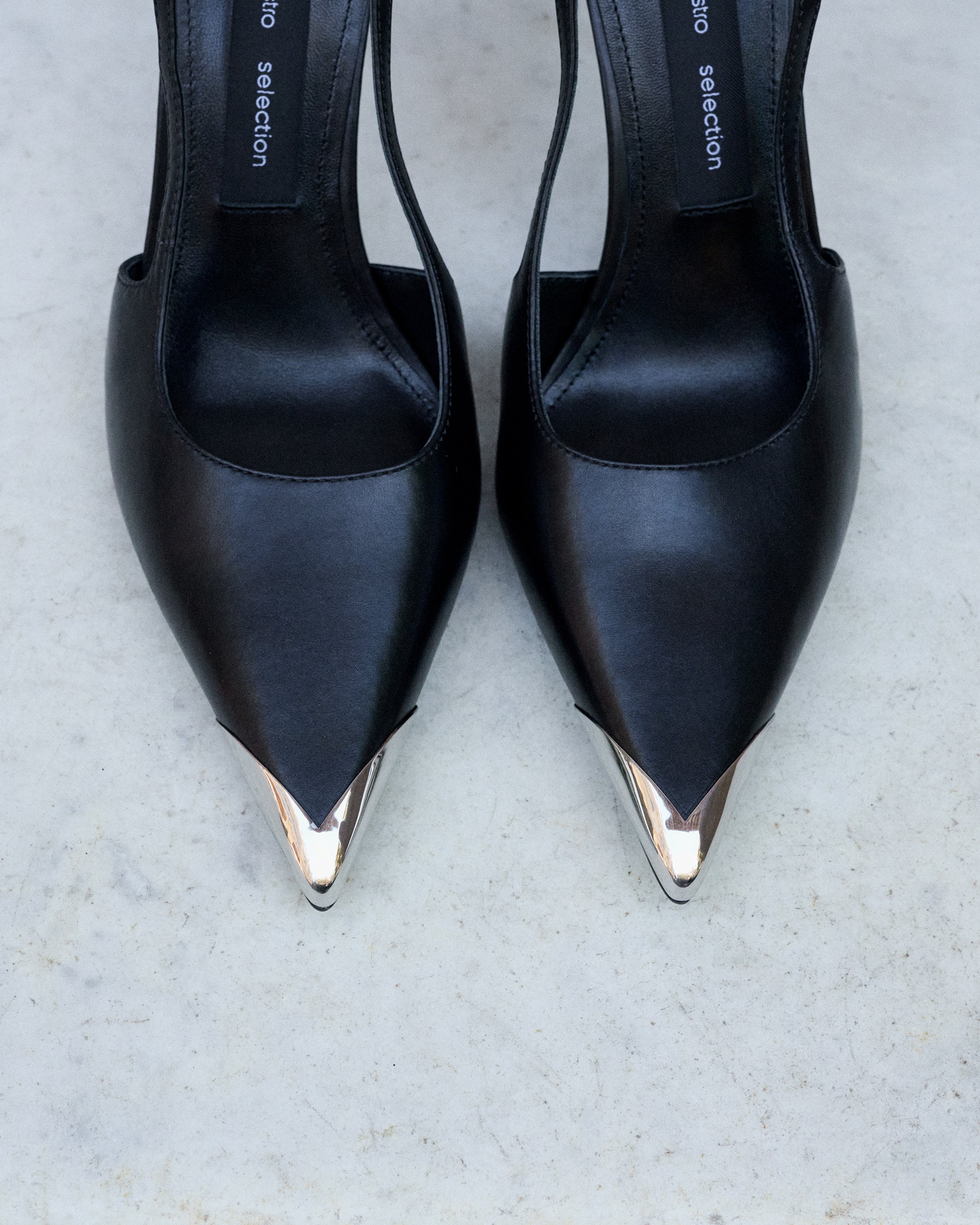 Schwarze Damen-Slingpumps von oben mit spitzer silberfarbener Schuhspitze
