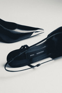 Detailansicht schwarzer Damen-Slingpumps mit silberfarbener Spitze