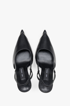 Schwarze Damen-Slingpumps von oben als Paar mit offener Ferse