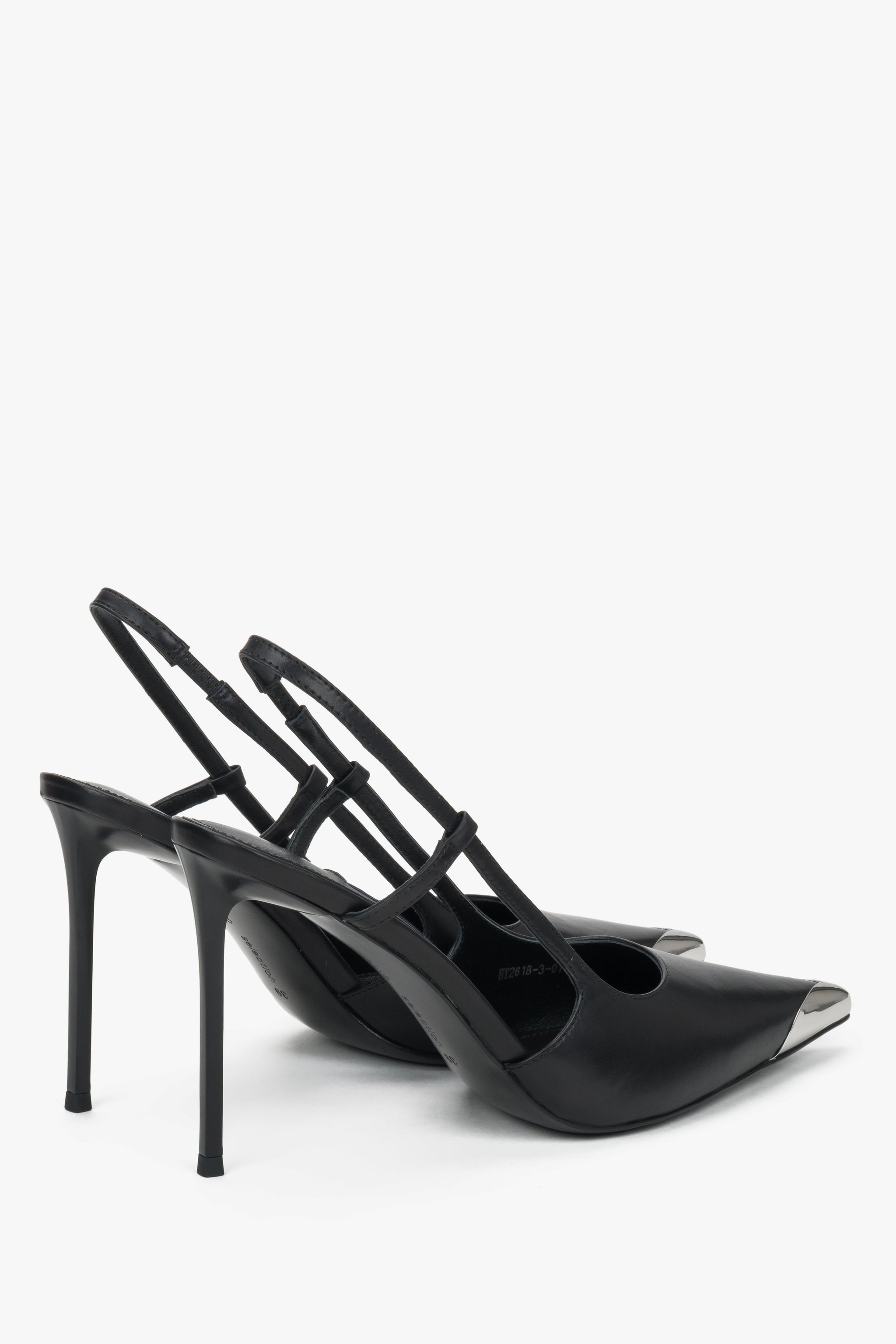 Schwarze Damen-Slingpumps aus Echtleder in schräger Seitenansicht mit Stilettoabsatz