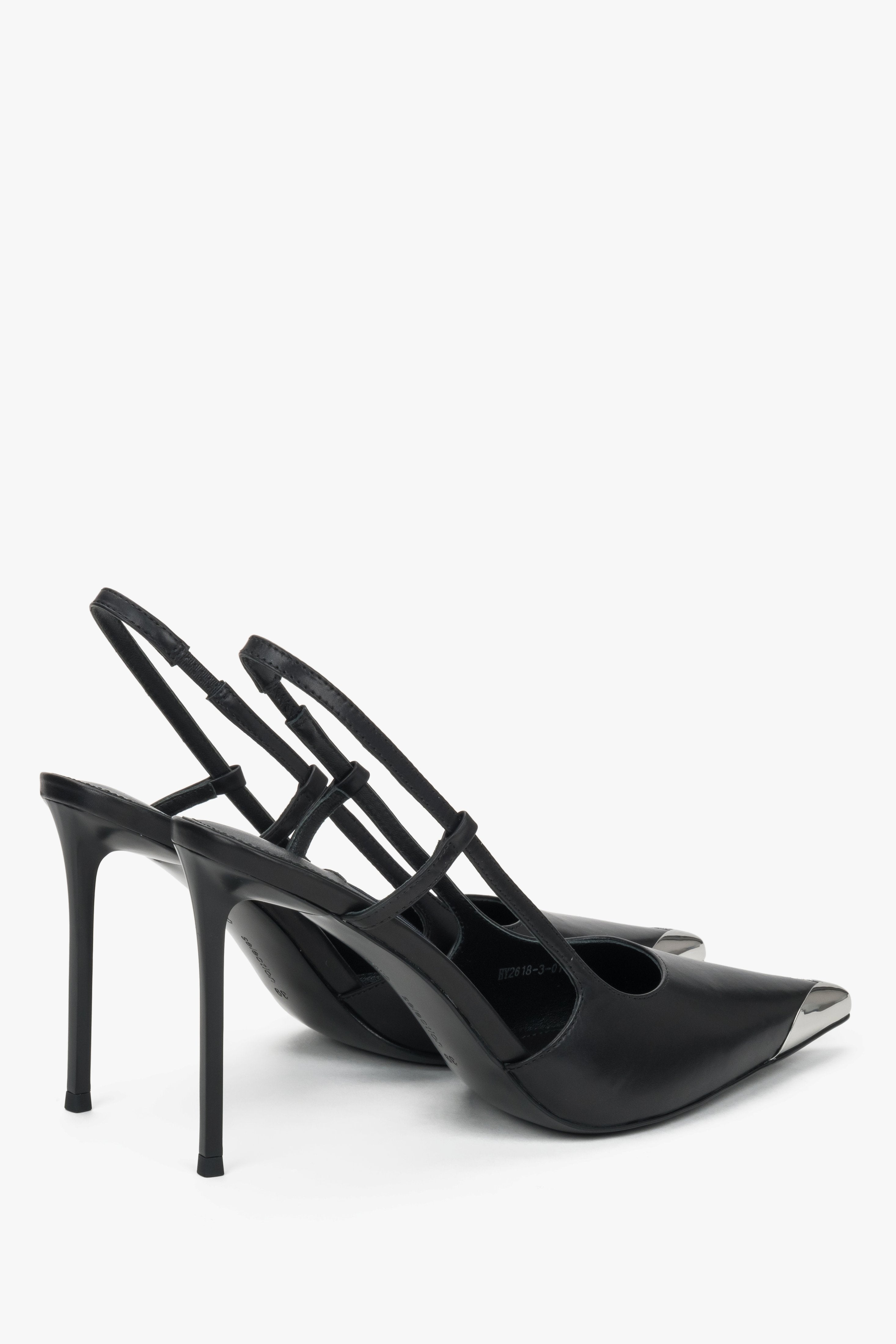 Schwarze Damen-Slingpumps aus Echtleder in schräger Seitenansicht mit Stilettoabsatz