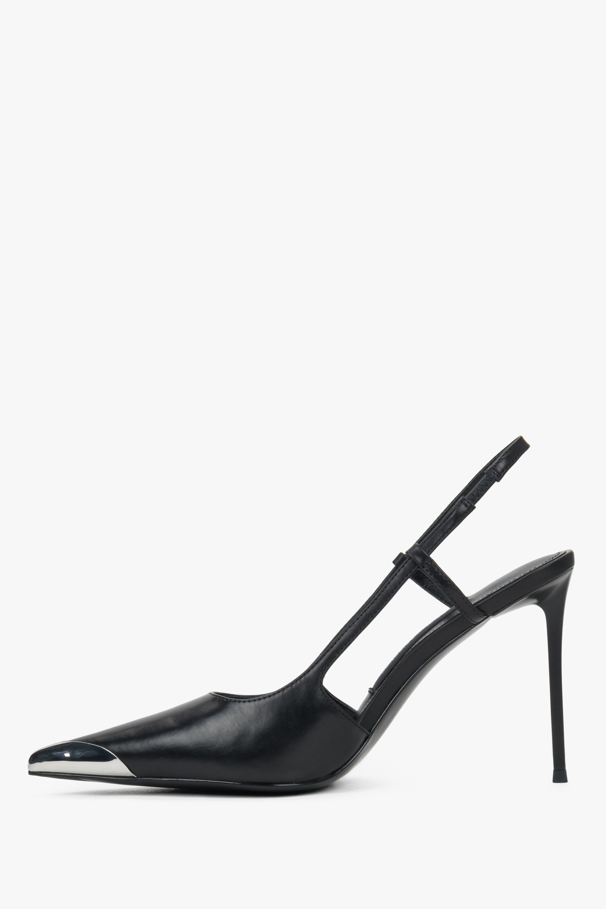 Schwarzer Damen-Slingpumps in Seitenansicht mit elastischem Fersenriemen
