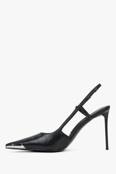 Schwarzer Damen-Slingpumps in Seitenansicht mit elastischem Fersenriemen