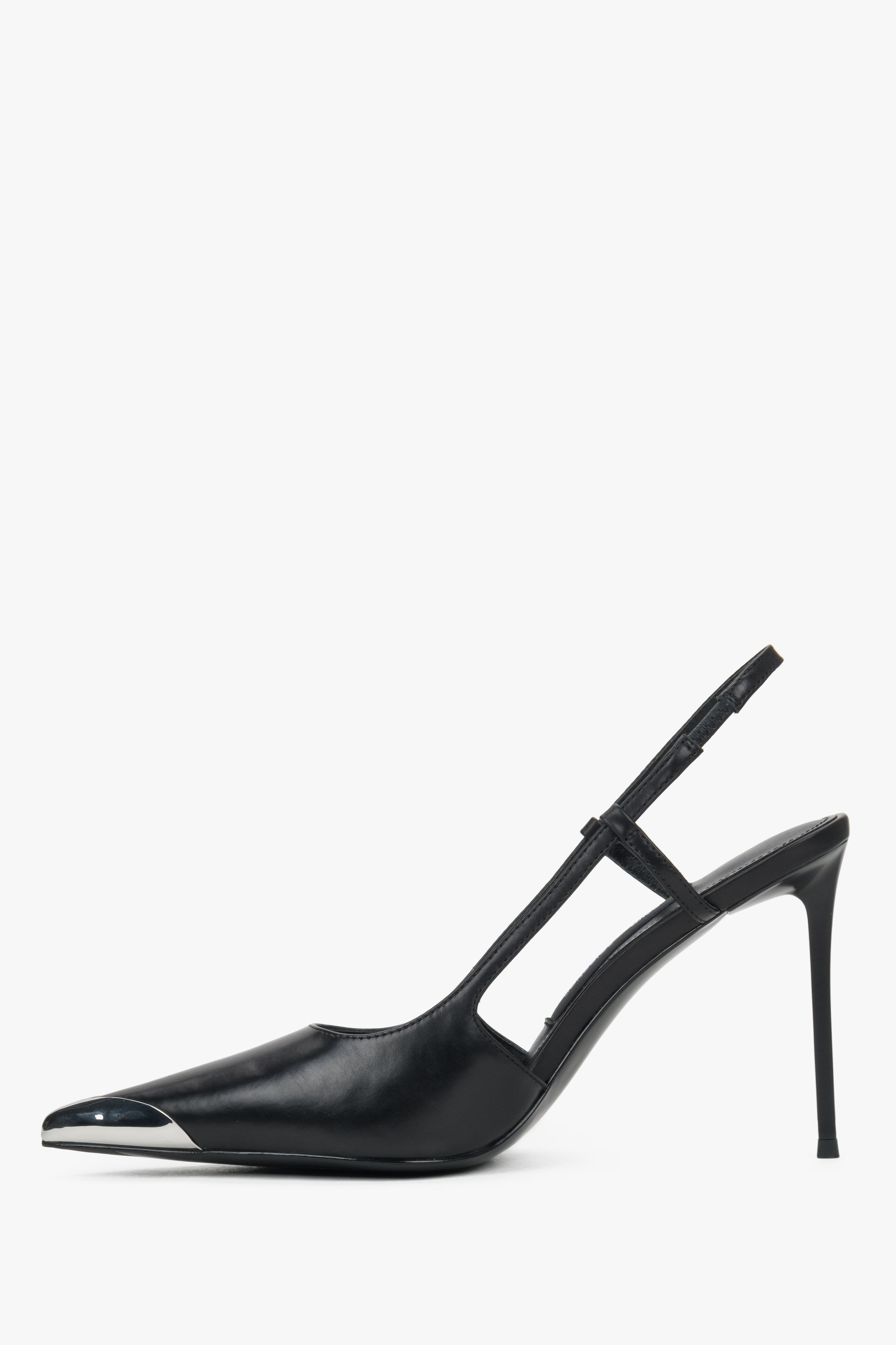 Schwarzer Damen-Slingpumps in Seitenansicht mit elastischem Fersenriemen