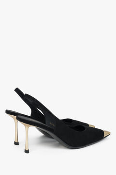 Schwarzer Damen-Slingpumps aus Velours in seitlicher Ansicht mit offener Ferse