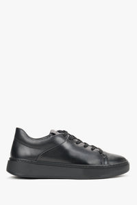 Flache Seitenansicht des schwarzen Damen-Sneakers aus Glattleder 