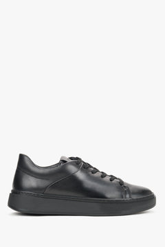 Flache Seitenansicht des schwarzen Damen-Sneakers aus Glattleder 