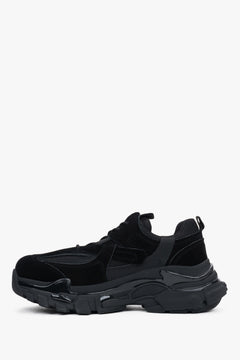 Flache Profilansicht der Innenseite des schwarzen Chunky Sneakers 