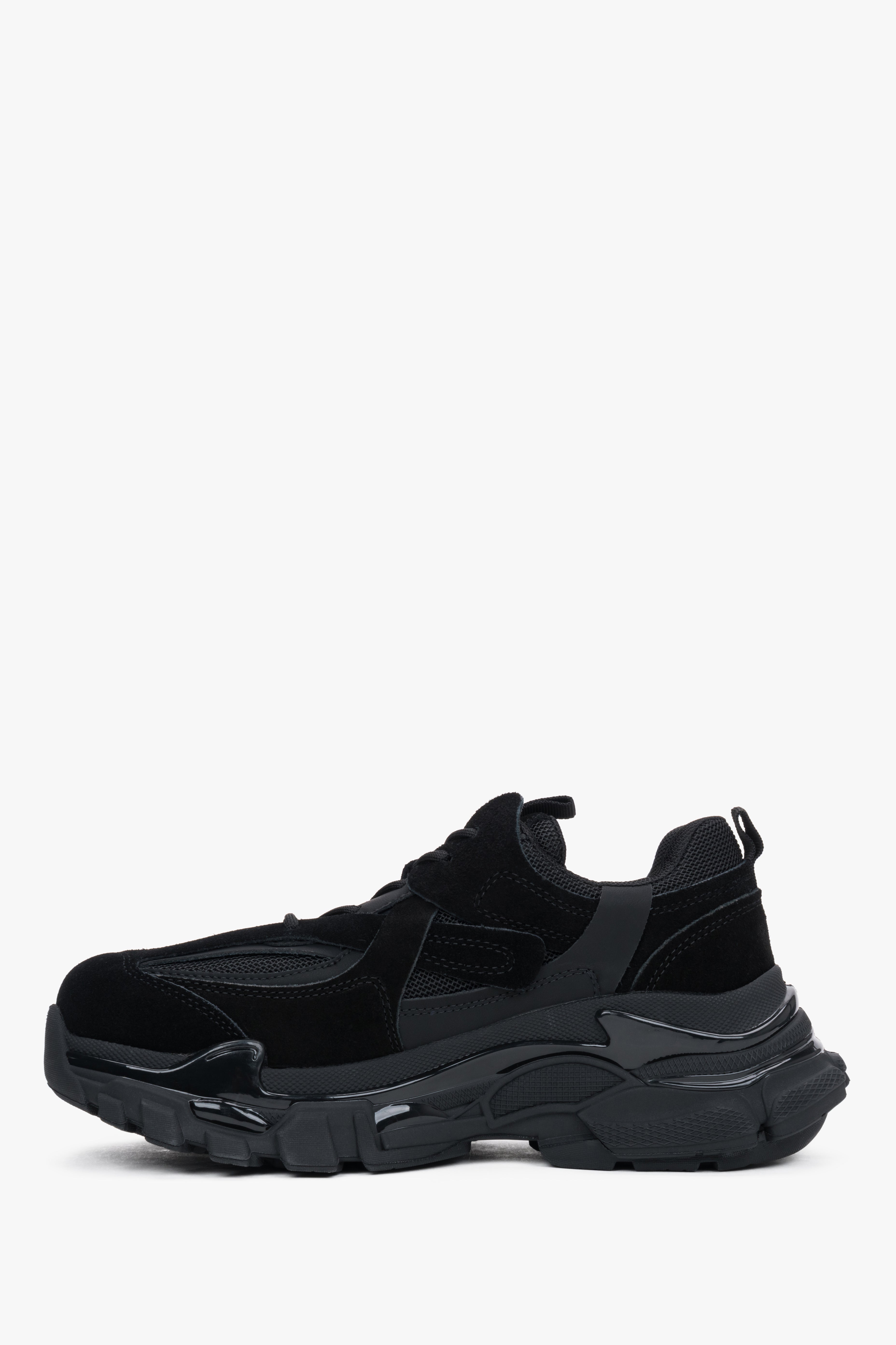 Flache Profilansicht der Innenseite des schwarzen Chunky Sneakers 