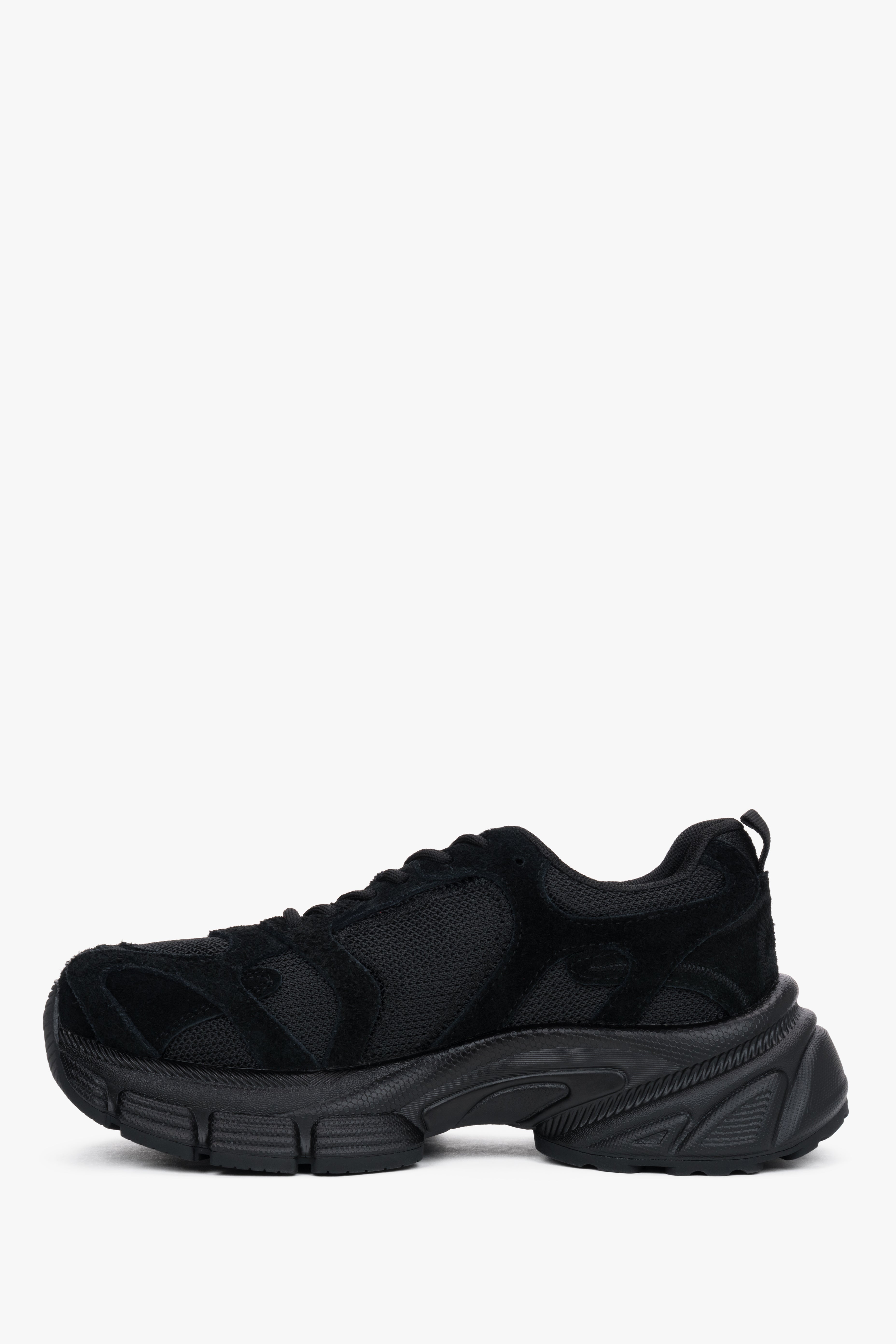 Flache Profilansicht der Innenseite des schwarzen Chunky Sneakers
