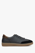 Flaches Seitenprofil der schwarzen Leder-Sneaker mit Animal-Print-Details