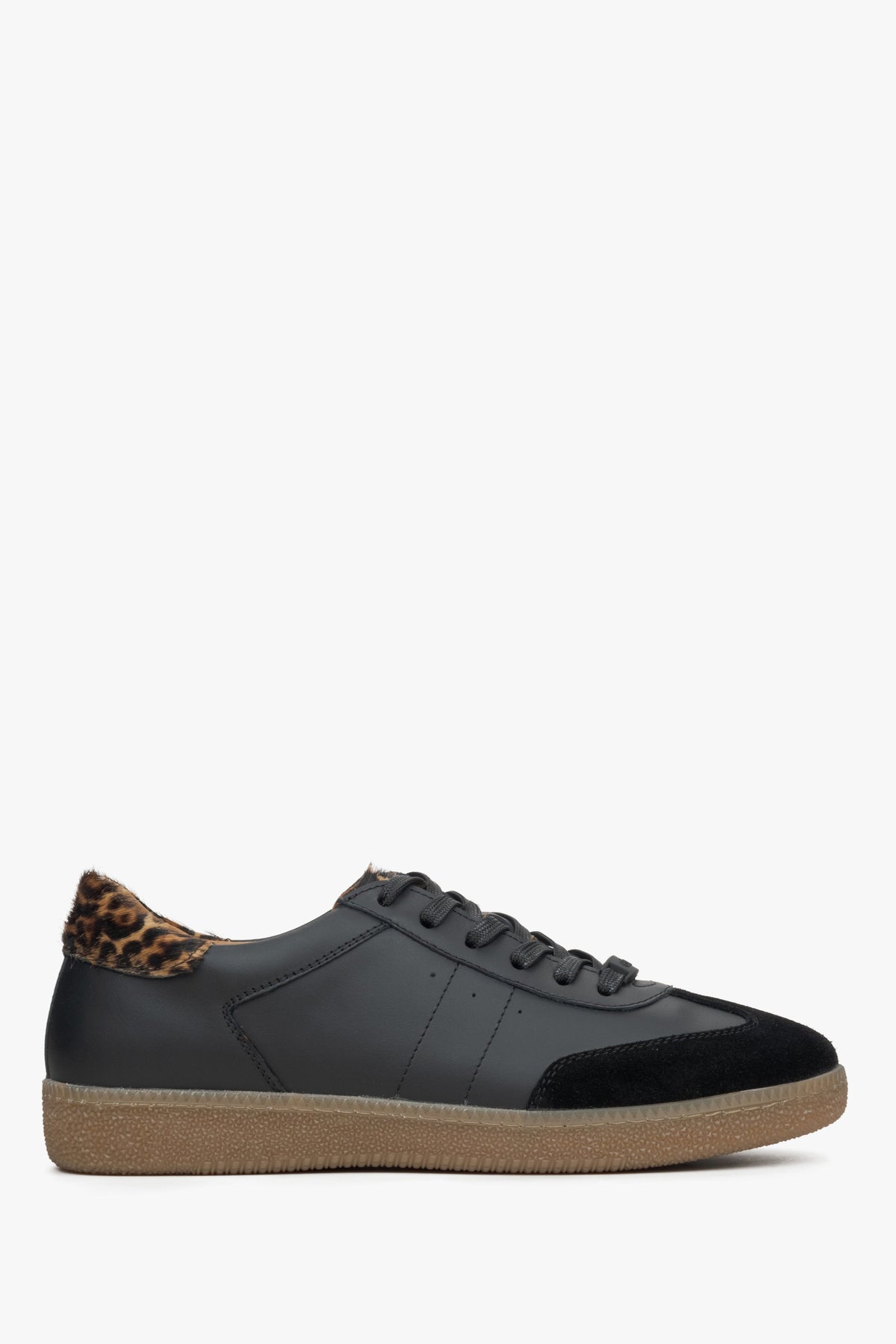 Flaches Seitenprofil der schwarzen Leder-Sneaker mit Animal-Print-Details