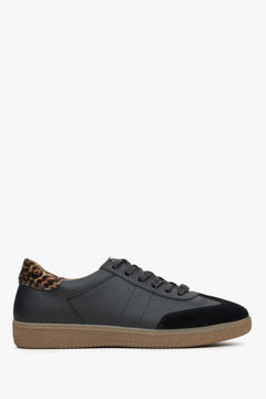 Flaches Seitenprofil der schwarzen Leder-Sneaker mit Animal-Print-Details
