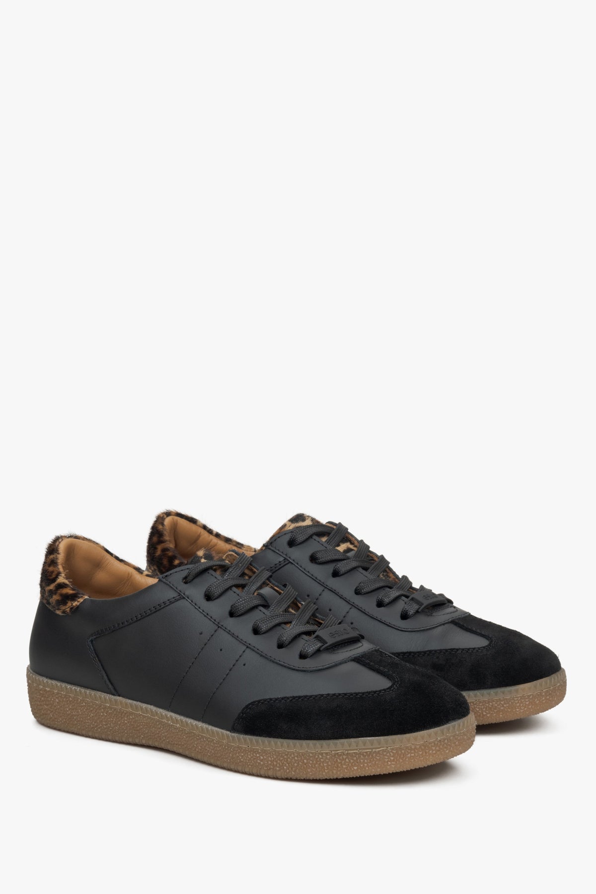 Schräge Frontalansicht des Paares schwarzer Echtleder-Sneaker mit Gummisohle