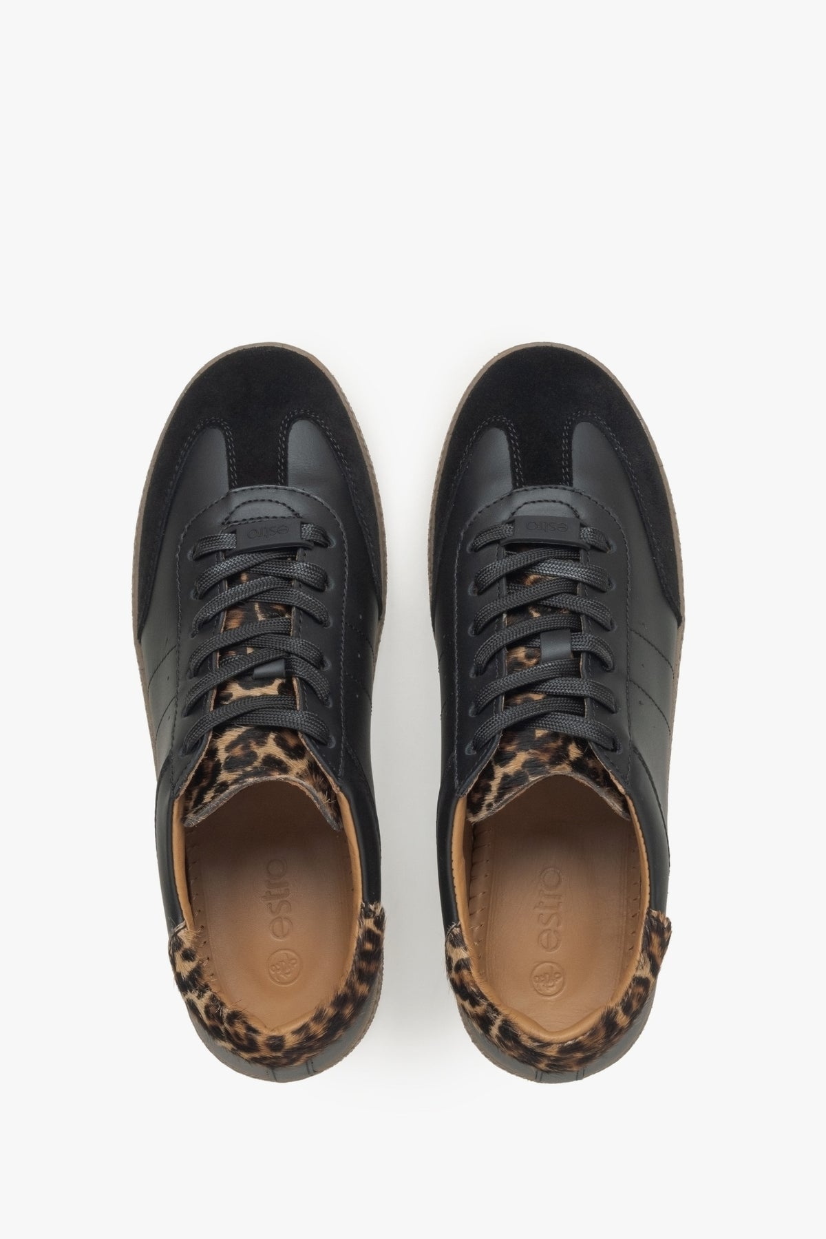 Symmetrische Draufsicht auf das Paar schwarzer Damen-Sneaker