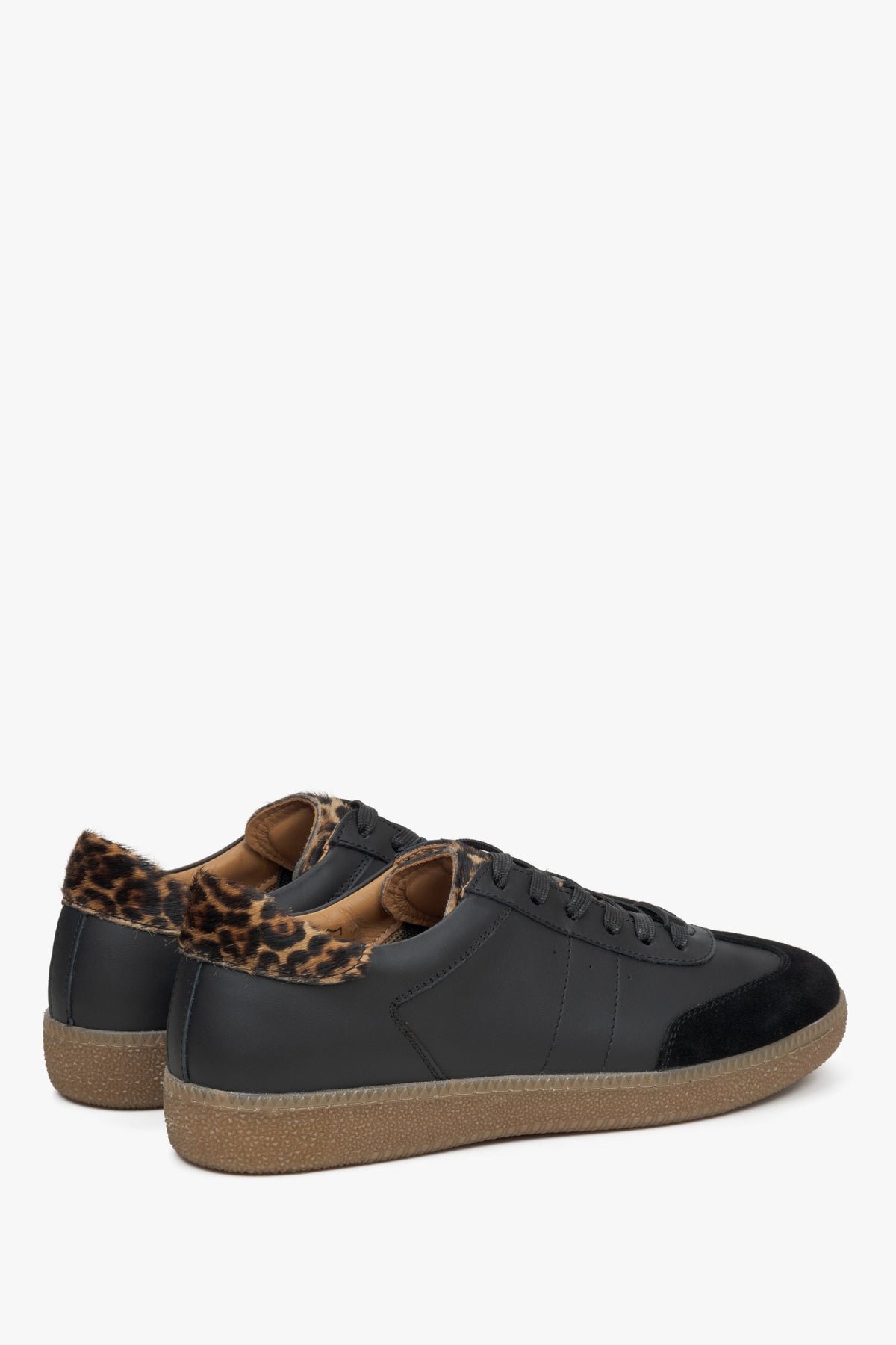 Rückwärtige schräge Perspektive der Sneaker mit Animal-Print an der Ferse