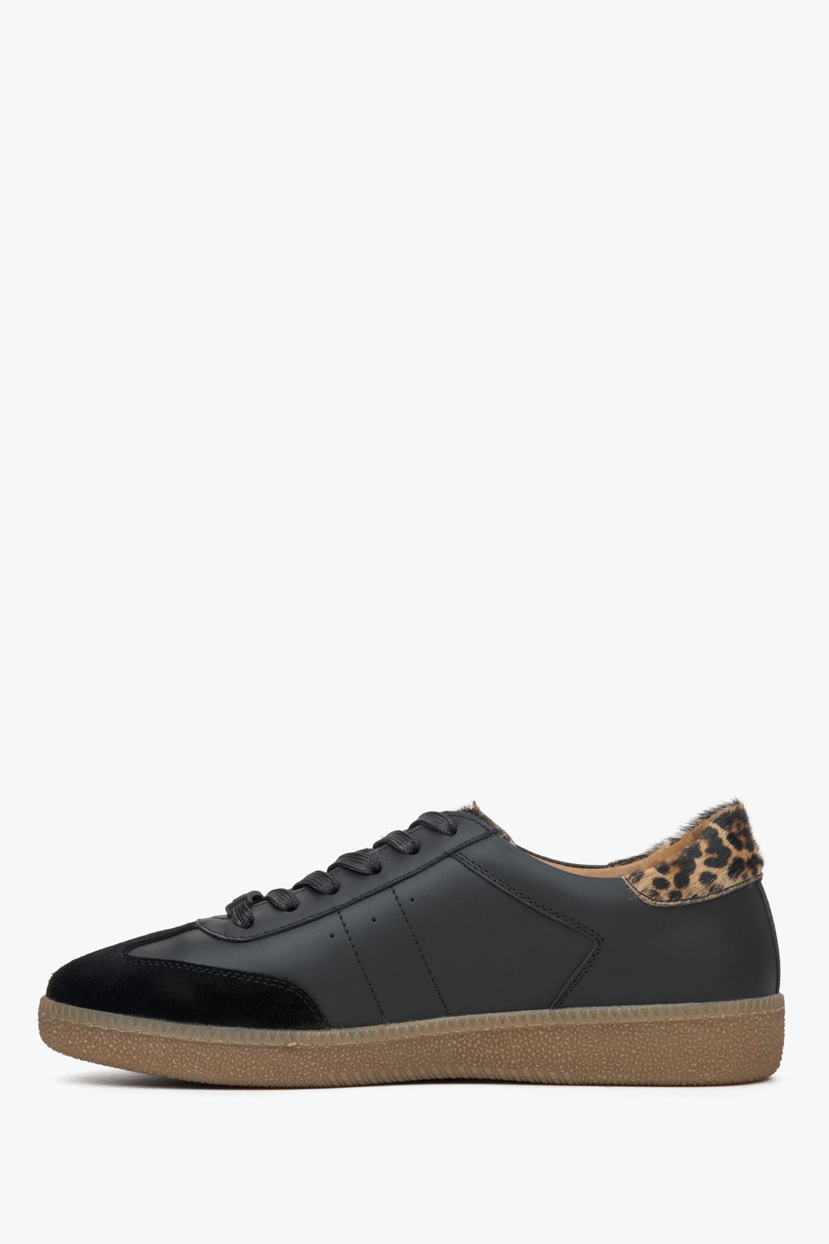 Flache Seitenansicht des schwarzen Sneakers auf hellem Hintergrund