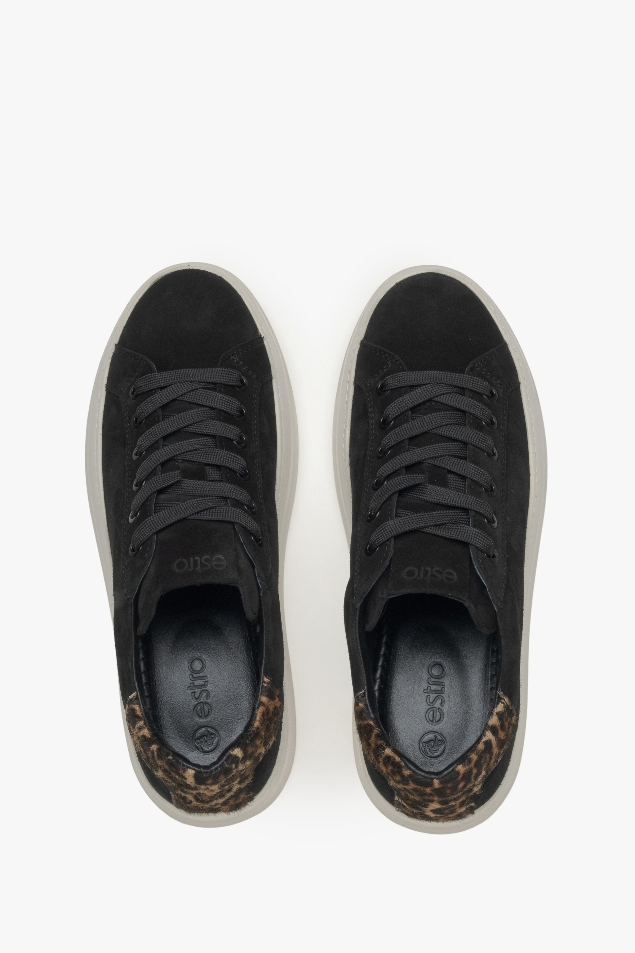 Damen-Sneaker von Estro in Schwarz: Animal-Print aus italienischem Velours – Nahaufnahme von oben.