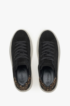 Damen-Sneaker von Estro in Schwarz: Animal-Print aus italienischem Velours – Nahaufnahme von oben.