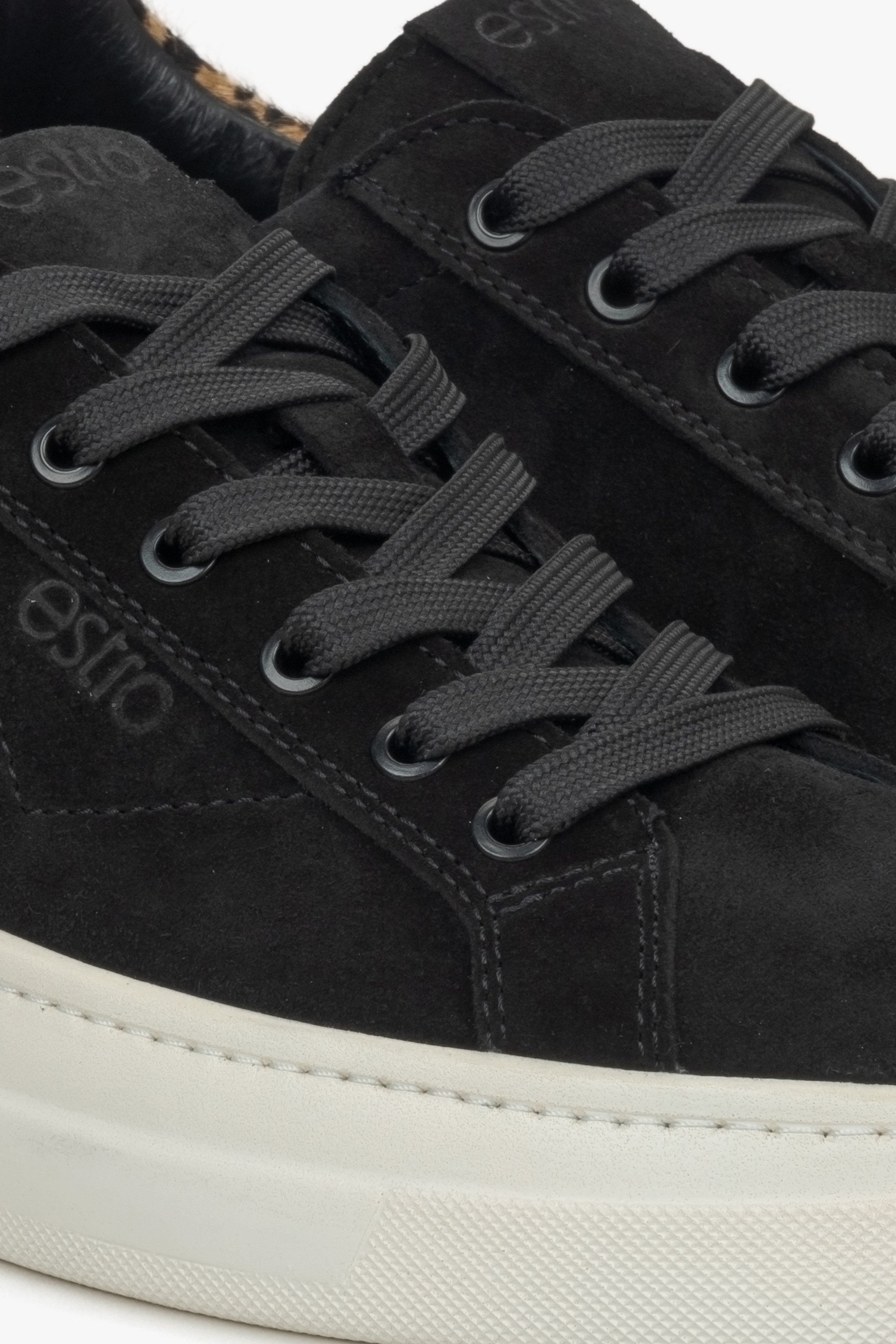 Schwarze Damen-Sneaker mit niedrigem Schaft und Animal-Print – Detailansicht.