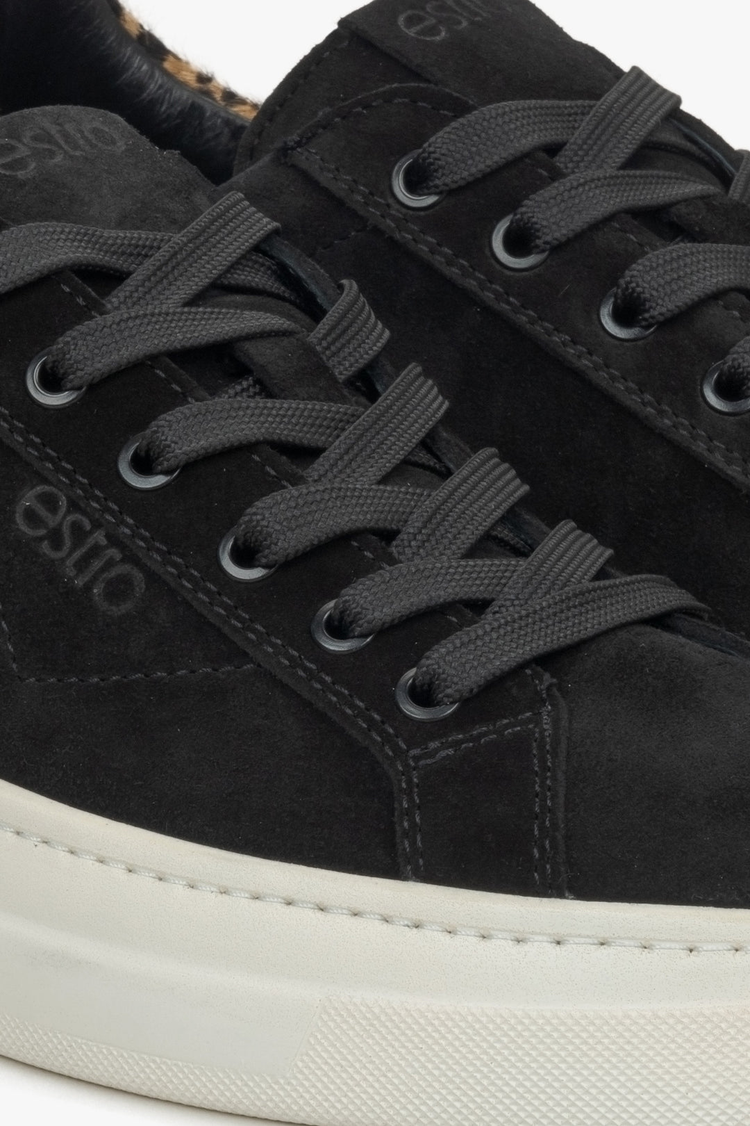 Schwarze Damen-Sneaker mit niedrigem Schaft und Animal-Print – Detailansicht.