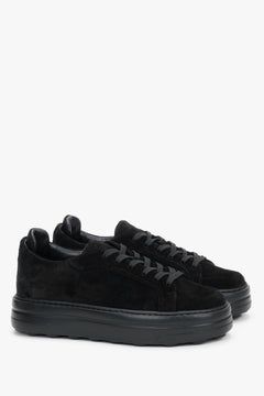 Schräge Frontalansicht der schwarzen Velours-Sneaker für Damen
