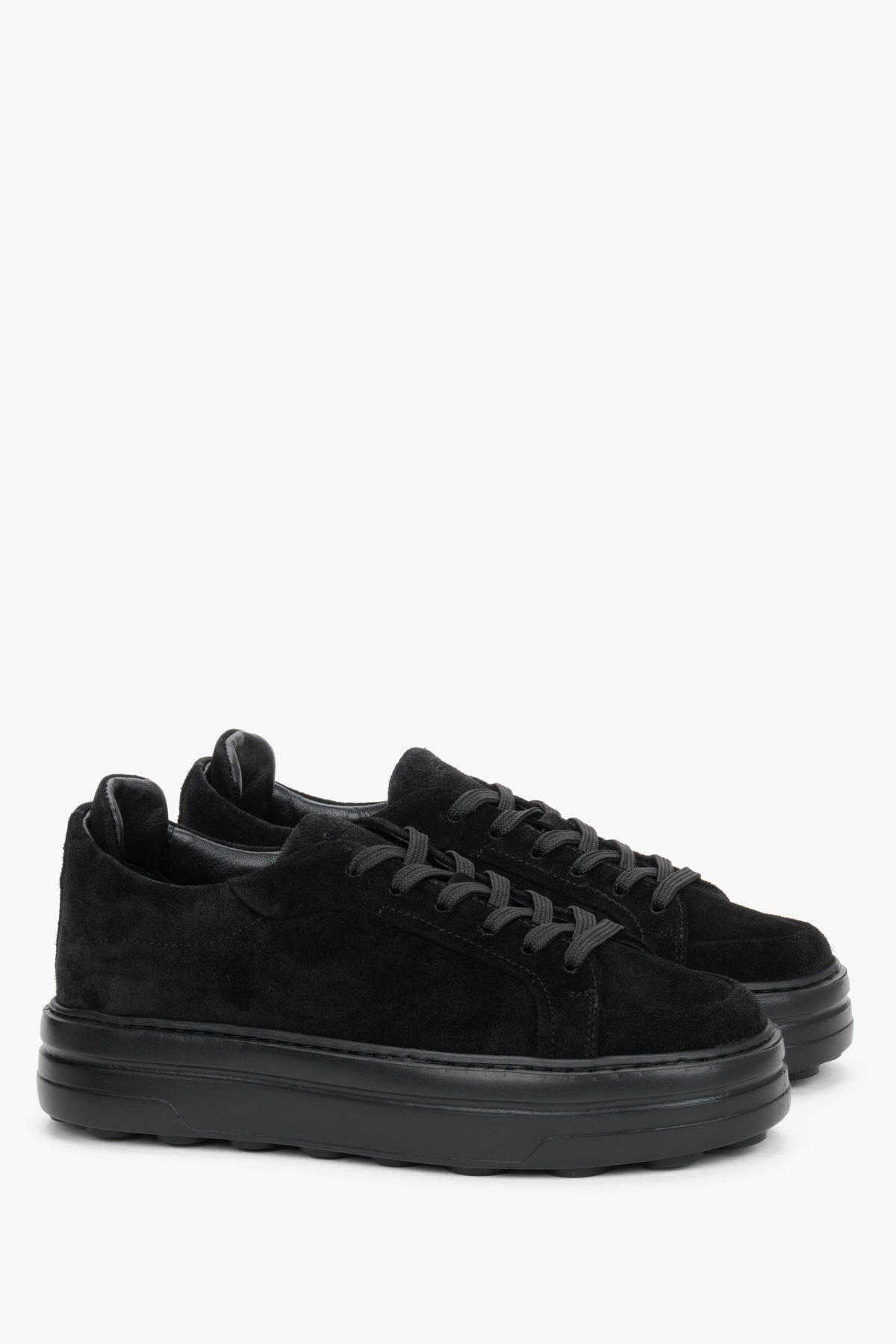 Schräge Frontalansicht der schwarzen Velours-Sneaker für Damen