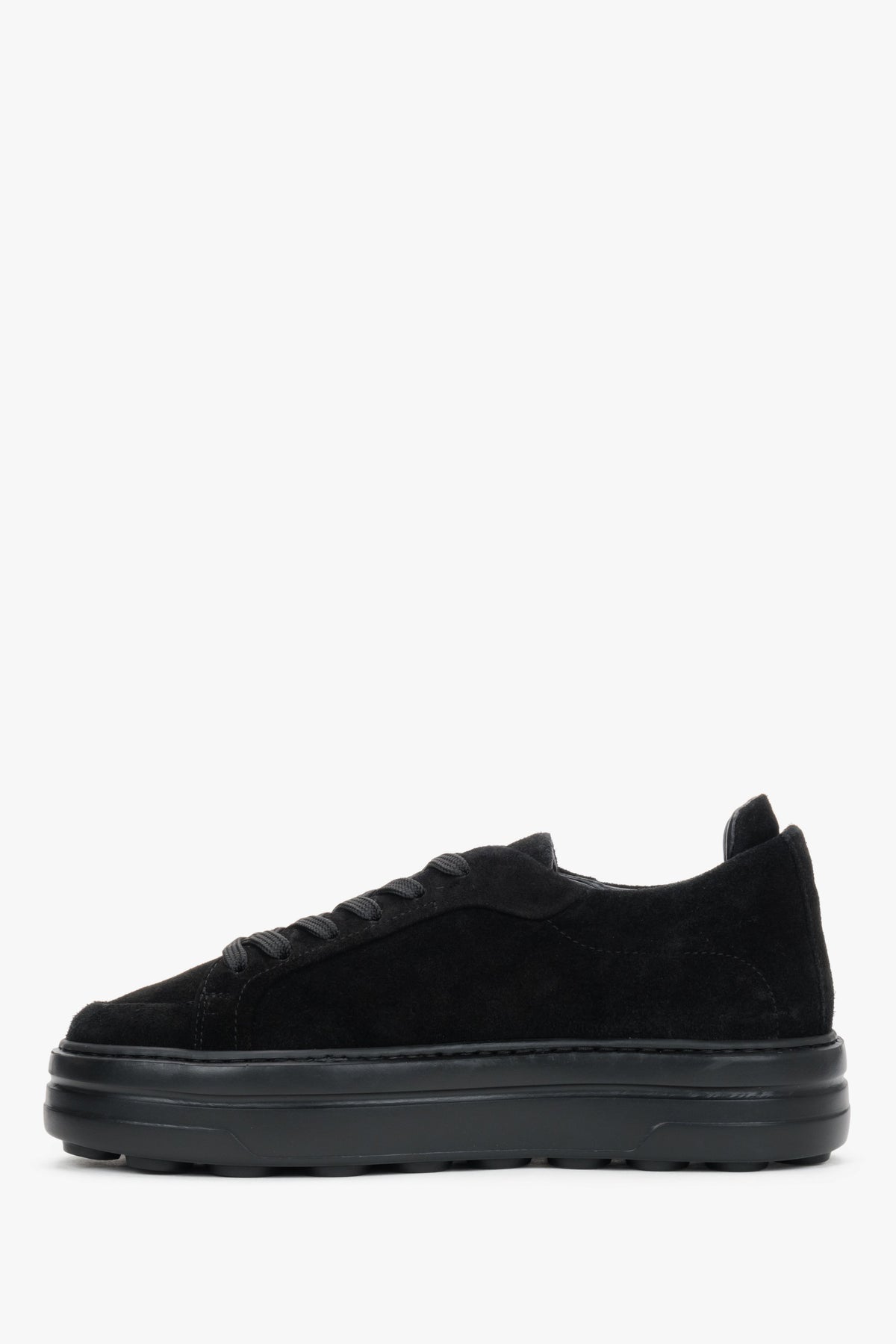 Seitliche Perspektive der eleganten schwarzen Sneaker aus Echtleder