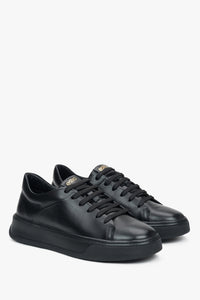 Schrägansicht des Paares schwarzer Damen-Sneaker aus glattem Premium-Leder