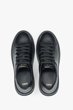 Draufsicht direkt von oben auf die schwarzen Sneaker und die klassische Schnürung