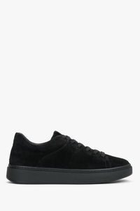 Flache Seitenansicht des schwarzen Damen-Sneakers aus Velours 