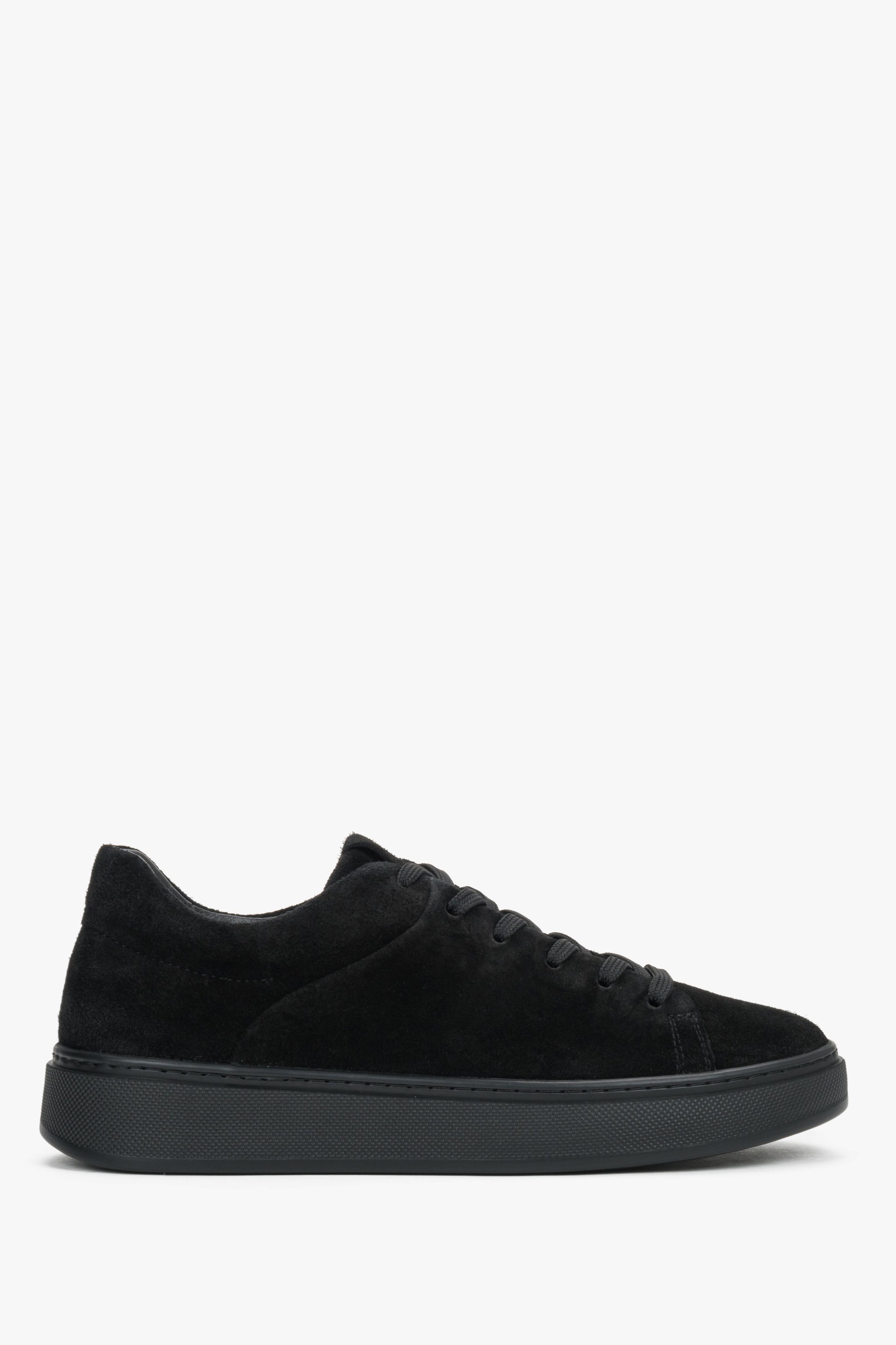 Flache Seitenansicht des schwarzen Damen-Sneakers aus Velours 