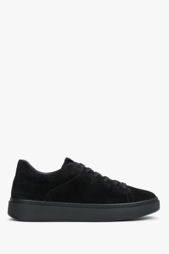 Flache Seitenansicht des schwarzen Damen-Sneakers aus Velours 