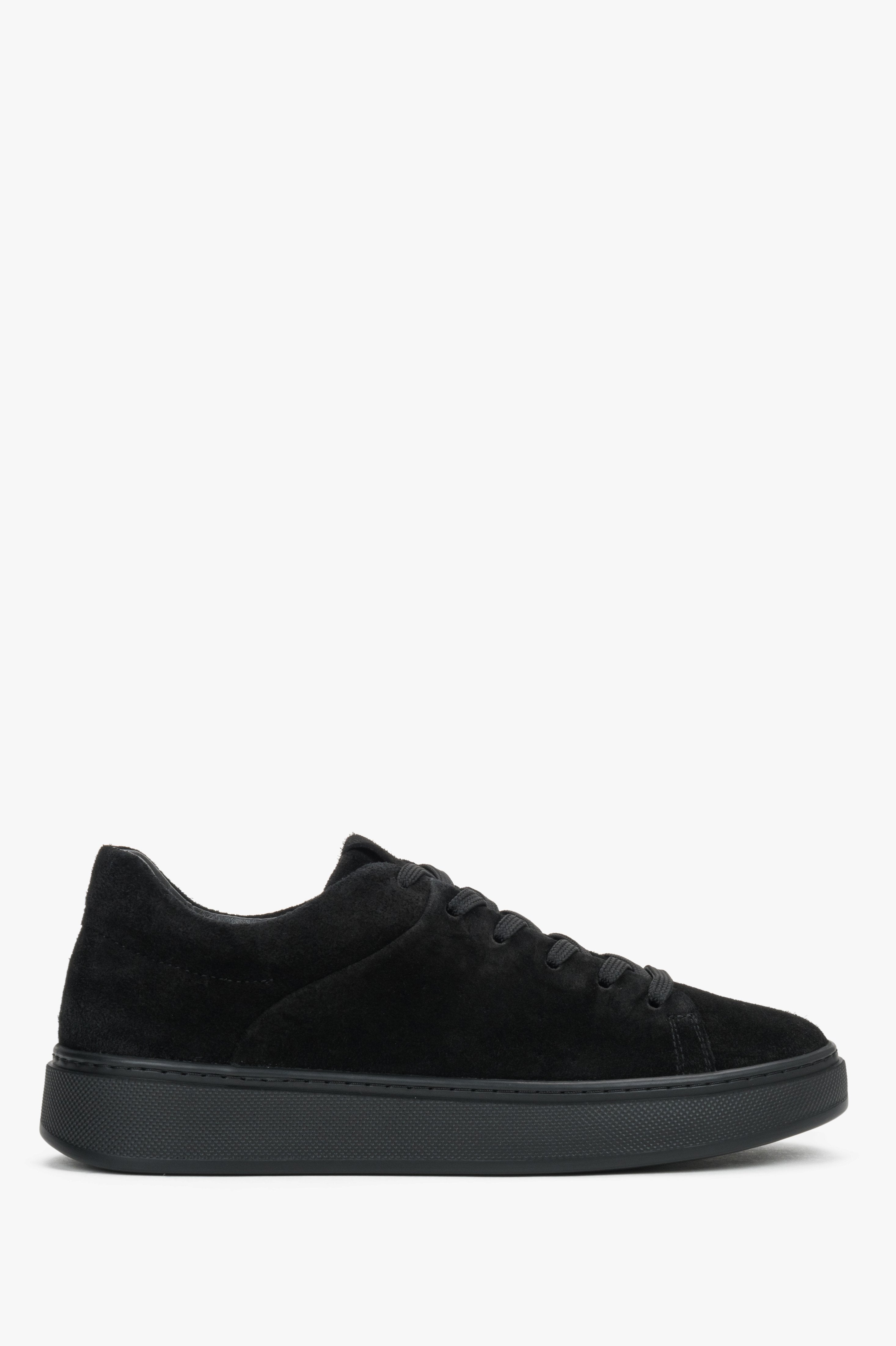 Flache Seitenansicht des schwarzen Damen-Sneakers aus Velours 
