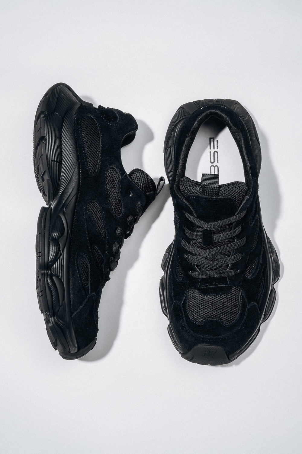 Draufsicht auf das Paar schwarzer Damen-Sneaker aus rauem Velours