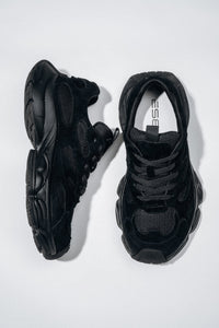 Draufsicht auf das Paar schwarzer Damen-Sneaker aus rauem Velours