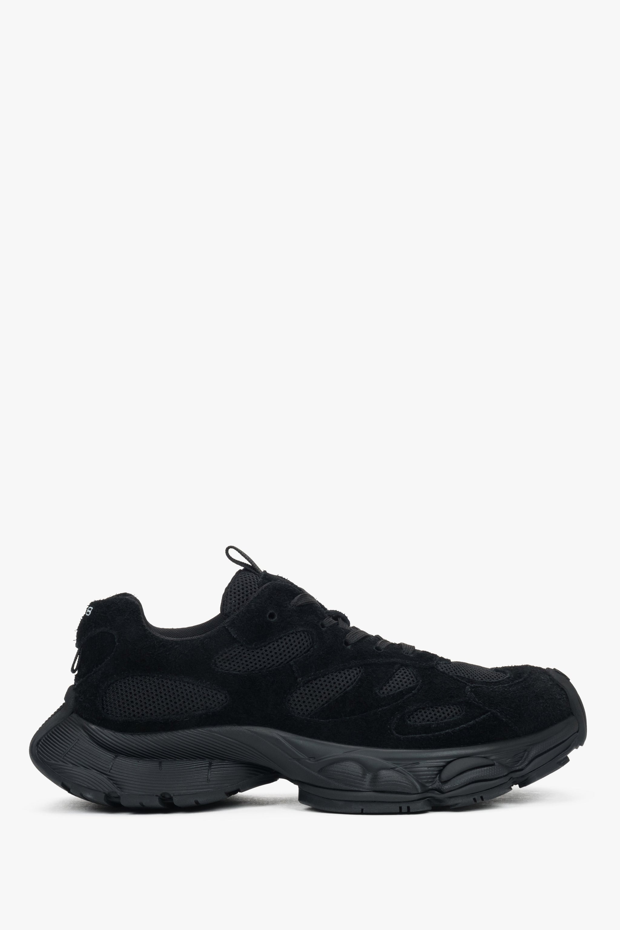 Flache Seitenansicht des schwarzen Sneakers mit markanter Plateau-Sohle