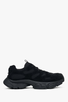 Flache Seitenansicht des schwarzen Sneakers mit markanter Plateau-Sohle
